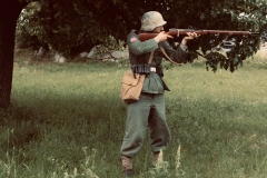 Gruzínský dobrovolník pálicí na nepřítele z pušky ruské výroby.